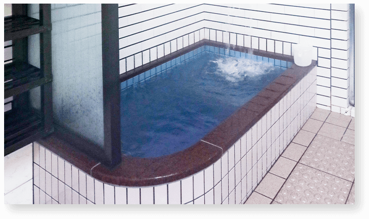 Freshly served cascading cold-water tub